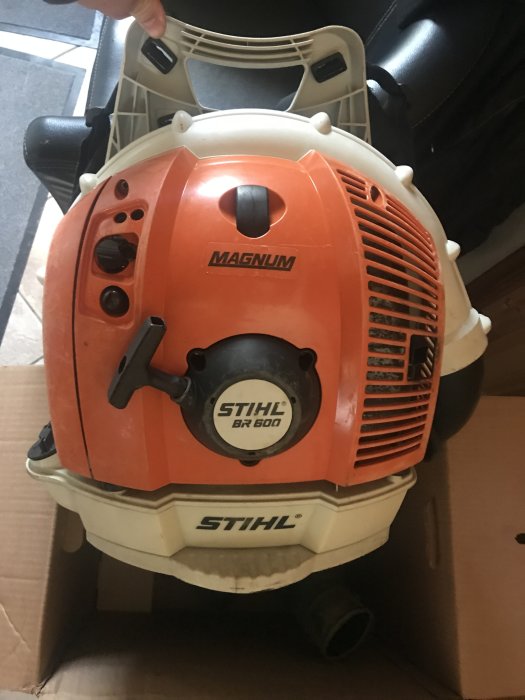 Stihl BR600 lövblåsare på kartong mot en mörk bakgrund, synlig från ovansidan.