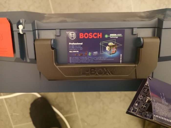 Bosch Professional laser i en L-BOXX med grönt "GreenLaser Technology"-märke och tillbehör.