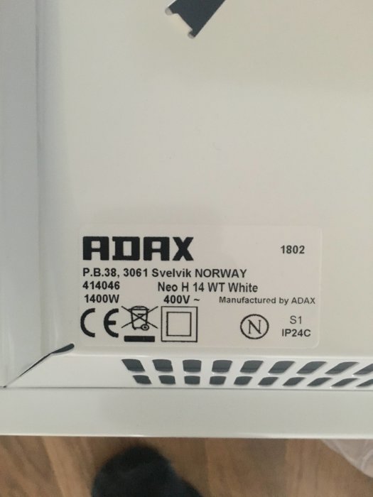 Etikett på en Adax-värmeelement med teknisk information och tillverkningsdatum.