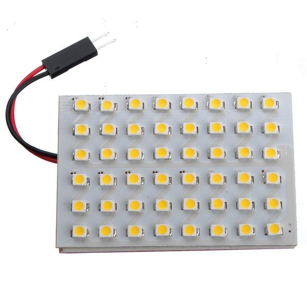 Omonterad LED-panel avsedd för bil med synliga dioder och anslutningskablar.