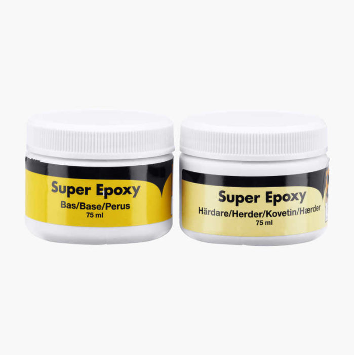 Två burkar med Super Epoxy, en märkt Bas och en märkt Härdare, mot vit bakgrund.
