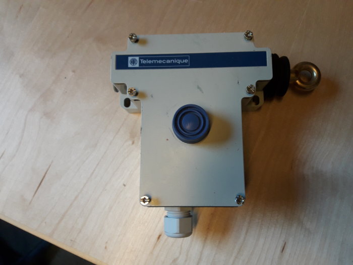 Telemecanique-kontrollenhet på ett träbord, med tryckknapp och anslutningar, personlig leverans nämnd.