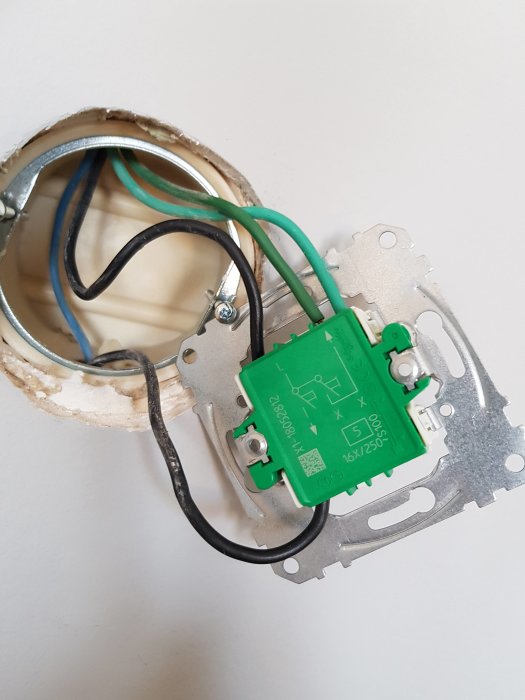 Eluttags installation med blå och svart kabel till vägguttag och två gröna kablar för taklampa.