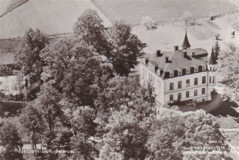 Svartvit bild av Hägersteds slott omgivet av träd och grönska, med karakteristisk arkitektur och ett torn.