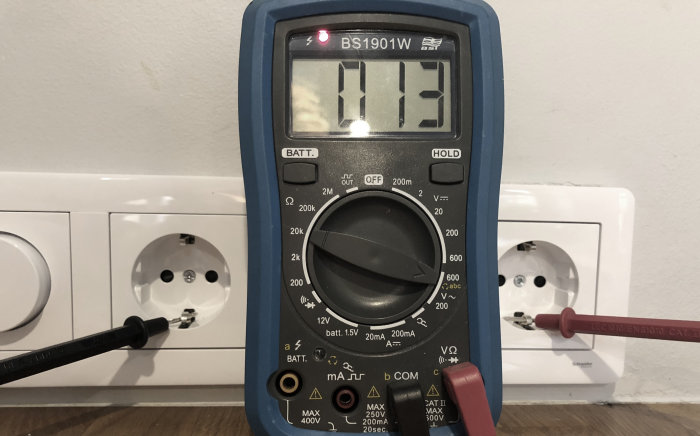 Multimeter visar 113V vid mätning mellan jord och en jordad eluttag.