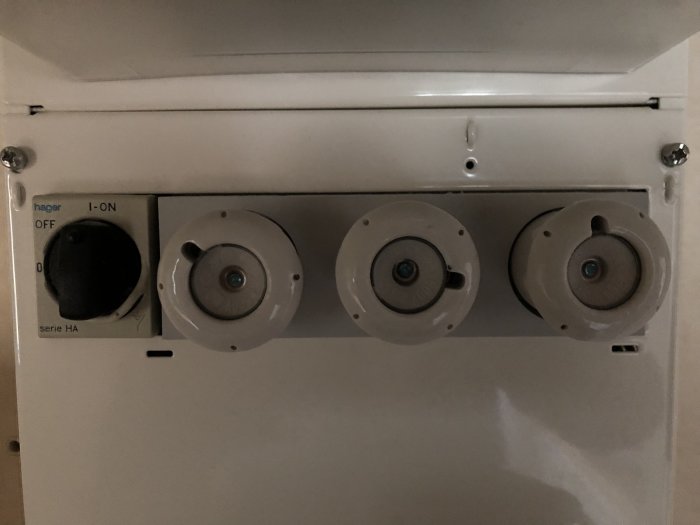 Elcentral med öppet säkerhetsbrytarfack och tre brytare i "av"-läge.