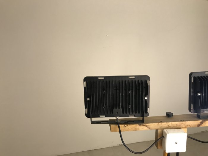 Två LED-paneler på hylla, 50W till vänster och 100W till höger, båda avstängda.