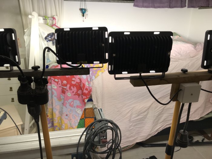 Två LED-paneler för belysning monterade på stativ, den större till höger och den mindre till vänster, båda avstängda.