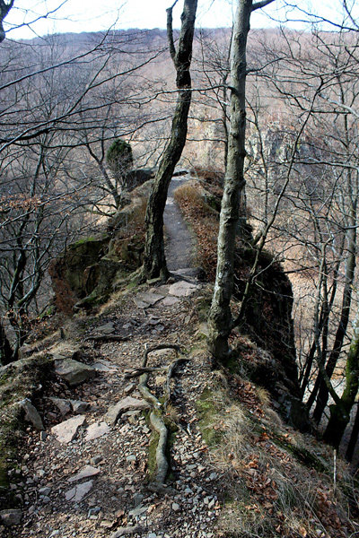 Stig längs klippkant i Söderåsens nationalpark med utsikt över skog och terräng.