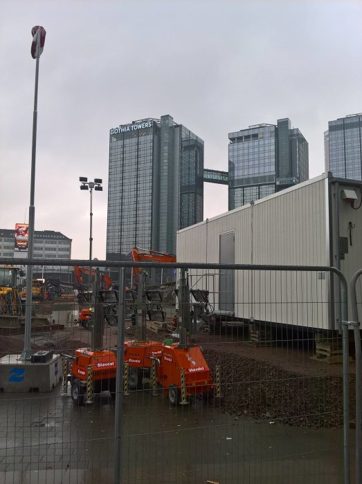 Göteborg under en molnig dag med byggarbetsplatser och Gothia Towers i bakgrunden.