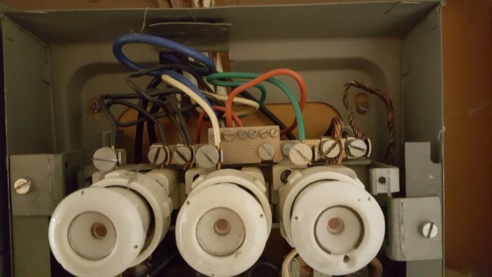 Elektrisk kopplingsdosa med 3 fas och PEN-ledning för spisinstallation i gammalt hus.