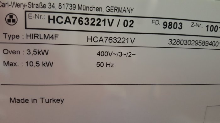 Etikett på spis med specifikationer: 3,5 kW ugn, max 10,5 kW, 400V, 3 fas, 50 Hz, tillverkad i Turkiet.