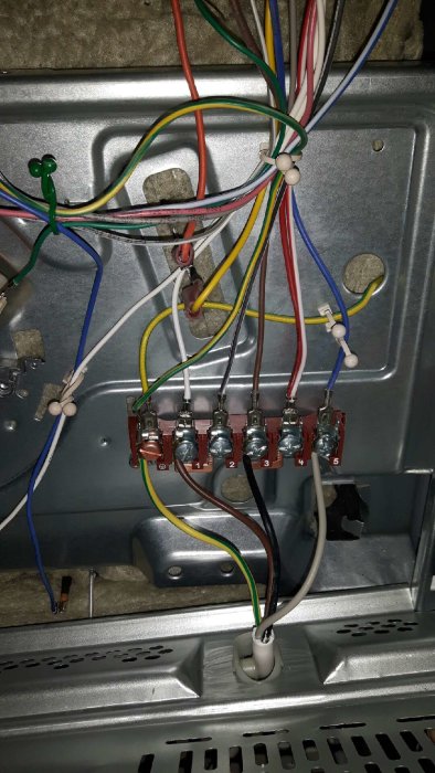 Elektriska kablar i olika färger anslutna till en kopplingsdosa i ett gammalt hus utan jordfelsbrytare.