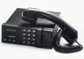 Svartvit bild av en Ericsson Roadcom 660 fast telefonmodell från 1980-talet med luren avlyft.