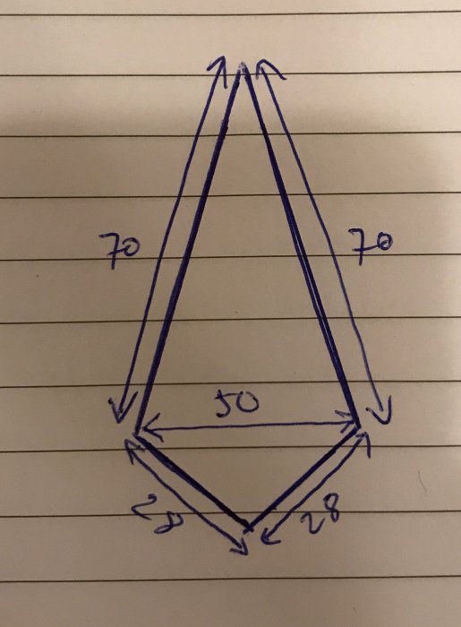 Handritad skiss av geometrisk form med angivna mått på linjerat papper.