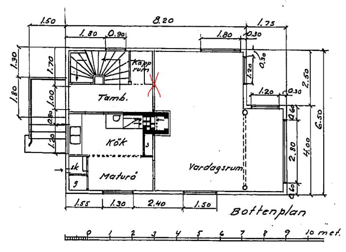 Ritning av bottenplan med måttangivelser med rött kryss som markerar en eventuellt borttagen bärande vägg.
