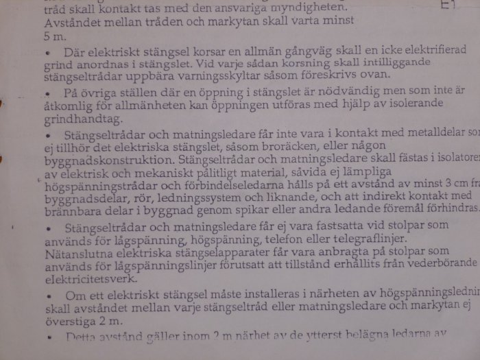 Fotografi av en del av en bruksanvisning med instruktioner för installation av elektriska stängsel.