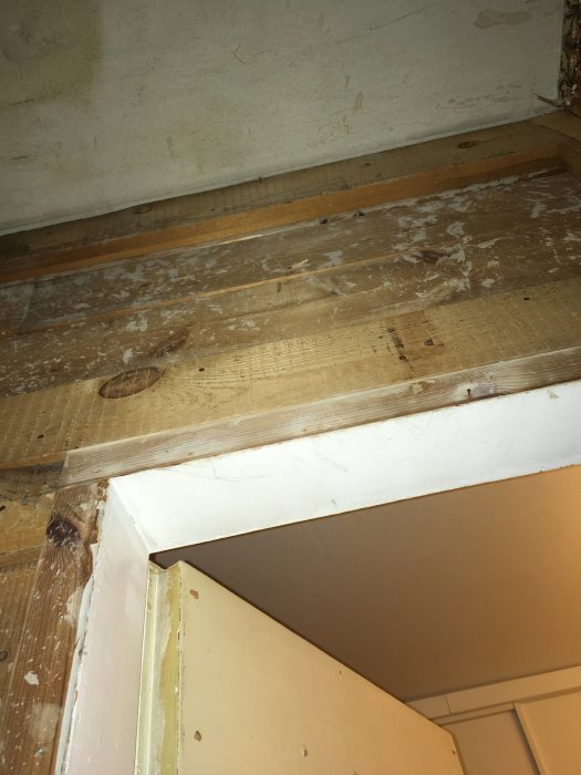 Interiörbild visar träplankor och reglar inne i en halvt utriven inbyggd garderob.