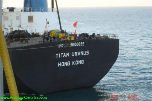 Stor lastfartyg "TITAN URANUS" med Hong Kong-flagg på havet, tagen från närliggande fartyg.