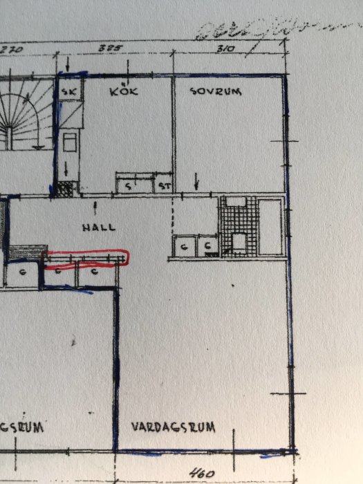 Del av en byggritning med rödmarkerad sektion som visar en frågeställd del i hallen som saknas på ritningen.