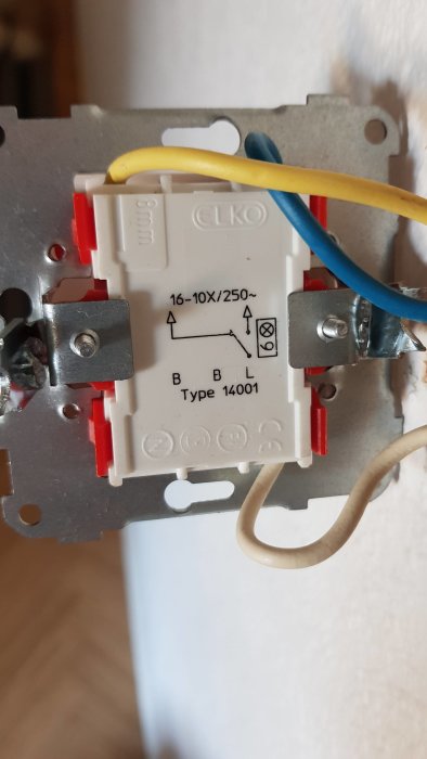 Strömbrytare med anslutna gula och blå kablar samt en oansluten vit kabel, installationsproblem.