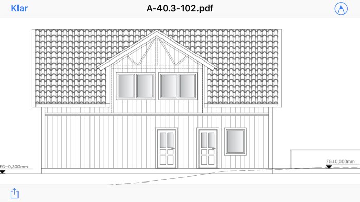 Arkitektritning av en husfasad med tak, fönster och dörrar, markerad med måttangivelser.