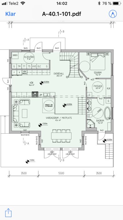 Arkitektritning av en planlösning med måttangivelser och rumsfunktioner för en bostad.