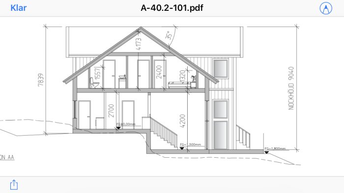 Arkitektonisk genomskärning av en byggnad med måttangivelser.