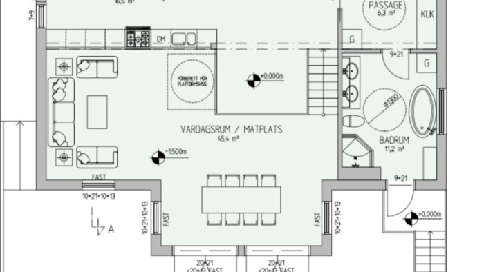 Planritning av ett hus med nersänkt vardagsrum och matplats, markering för plattformshiss och angivna mått för rum.