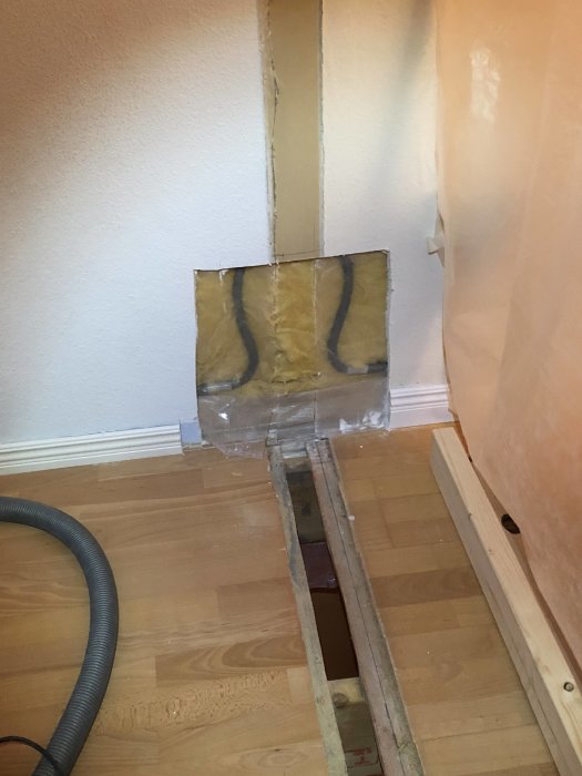 Justering av VP-rör genom golv och vägg i ett renoveringsprojekt, möjligt ökat motstånd i röret synligt.