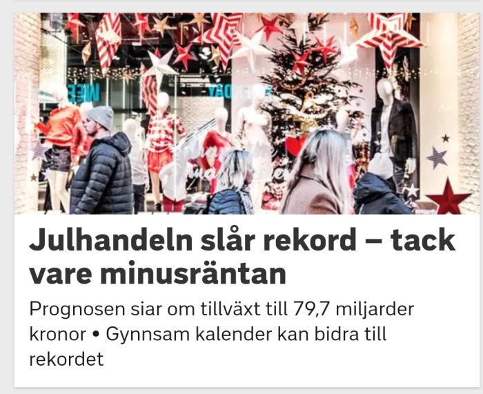 Människor utanför en butik med julskyltning, inklusive gran och stjärndekorationer.