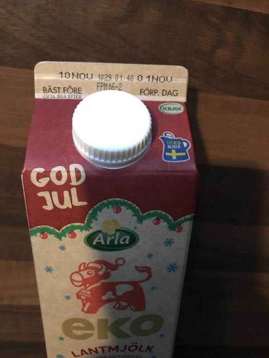 Överbliven julmjölk från Arla med utgånget datum stående på ett bord.