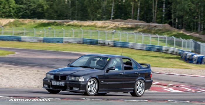 BMW E36 M3 3,2 svängandes på en racerbana, toppskick, används för nöjeskörning.