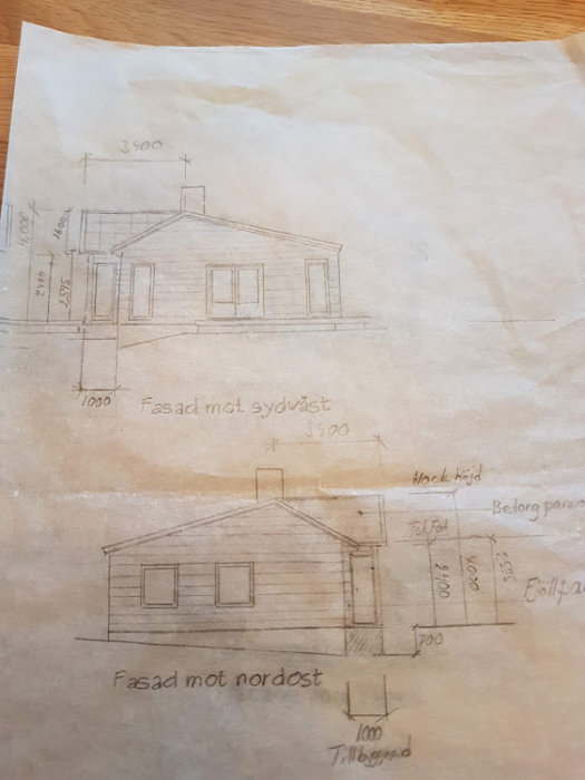 Handritade skisser på fasaderna till en husutbyggnad, noterad med dimensioner och utsikt mot sydväst och nordost.