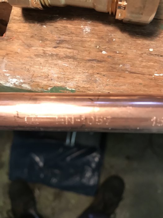 15 mm kopparrör märkt med "hårt" som kollapsat efter åtdragning med klämringskoppling.