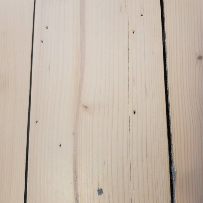Renoverat trägolv behandlat med Osmo hårdwaxolja, visar slät yta och ljus finish.