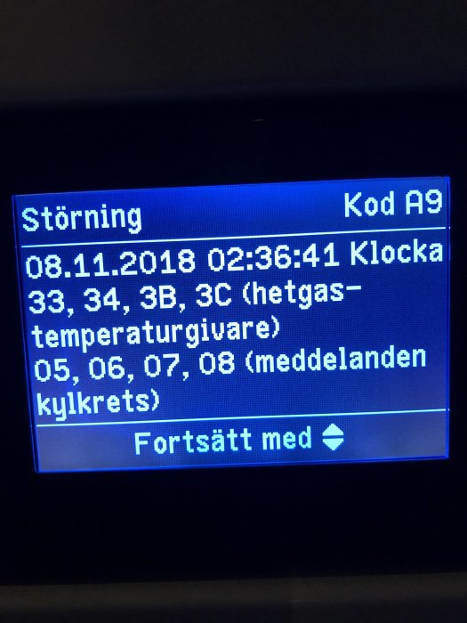 Felkod A9 visas på displayen till en Wiessman bergvärmepump med datum och tid.