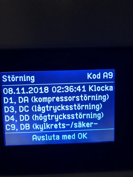 Display av bergvärmepump med felkod A9 och lista över störningskoder.