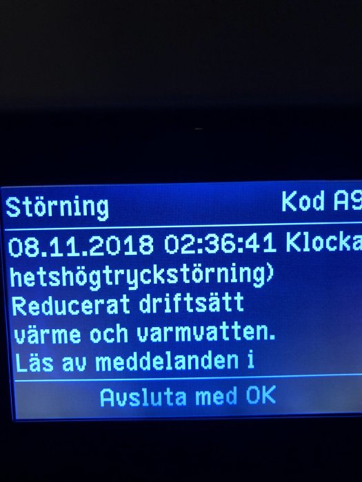 Display på bergvärmepump som visar felkod A9 och varning för hets högtrycksstörning.