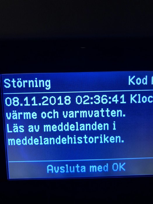 Display av bergvärmepump visar felkodmeddelande med tid och datum.