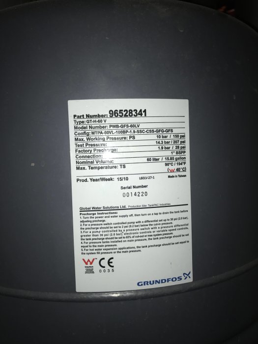 Anvisningsetikett på en trycktank från Grundfos, med tekniska specifikationer och instruktioner för förinställning av tryck.