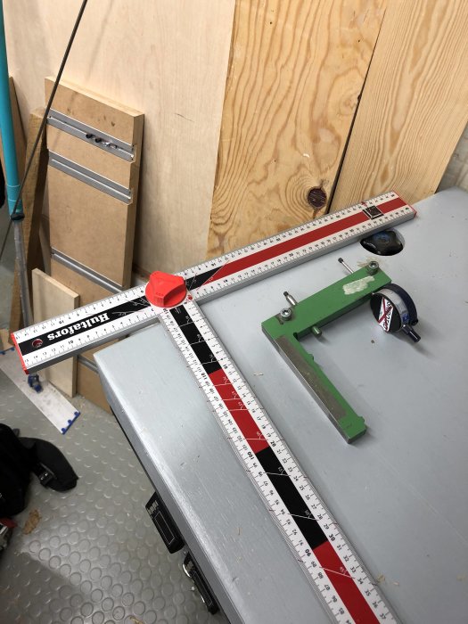 Ställbar gipsvinkel Hultafors PS120 och referensvinkel på arbetsbänk, används för att mäta precision.