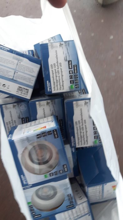 Plastkasse full med oöppnade förpackningar av LED-spotlights från Biltema.