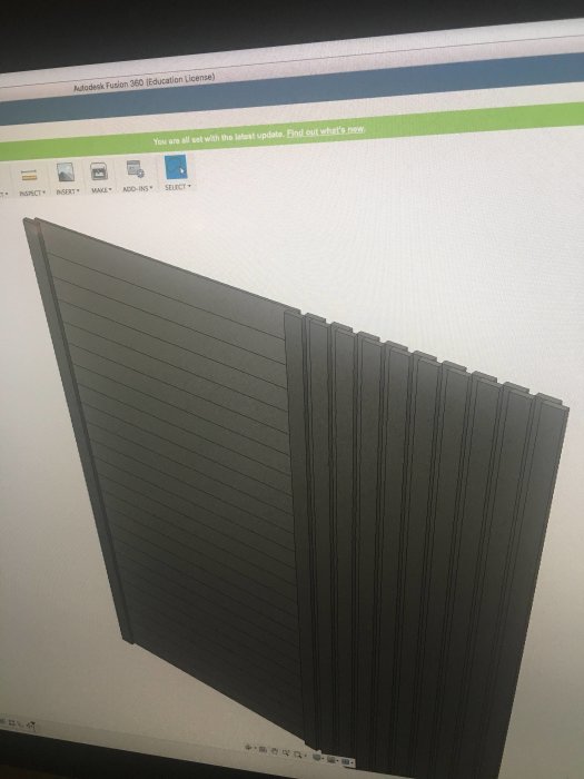3D-modell av stående panel för byggprojekt, visad på en datorskärm med Autodesk Fusion 360.