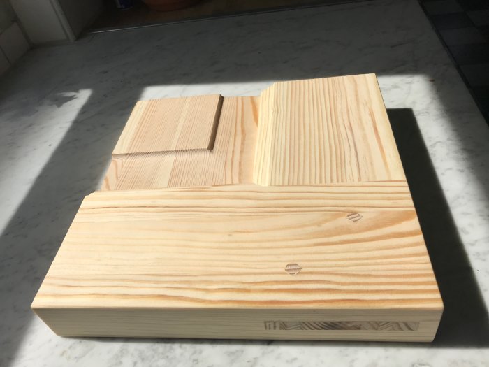 Trähörn med traditionell sammanfogning genom plugg på ljus bakgrund.