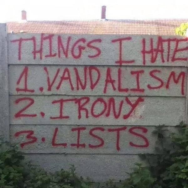 Graffiti på betongvägg med texten "THINGS I HATE 1. VANDALISM 2. IRONY 3. LISTS".