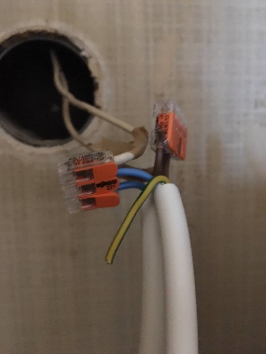 Anslutning av Wago 221-kopplingsklämmor i vägg för elinstallation, med synliga trådar och kabel.