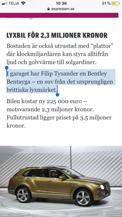 En gyllene Bentley Bentayga parkerad med en person i förarsätet.