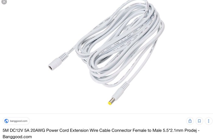 Vit rund 5 meter lång coaxial strömförlängningskabel med hon- och hankontakter.