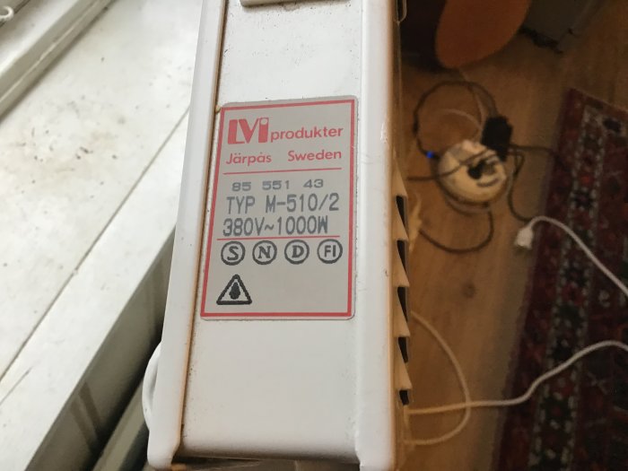 Radiator med etikett som visar "LVI produkter Järpås Sweden", modell- och effektinformation.